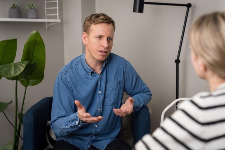 Fredrik Sandin i samtal på mottagningen