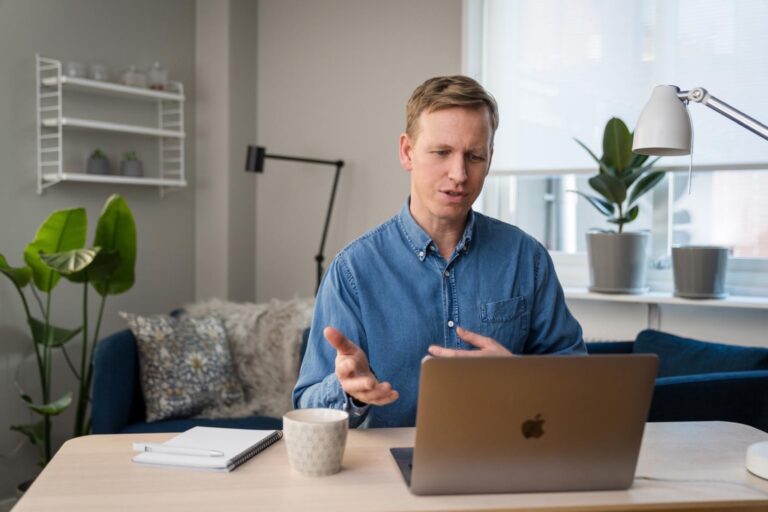 Fredrik Sandin under ett videosamtal